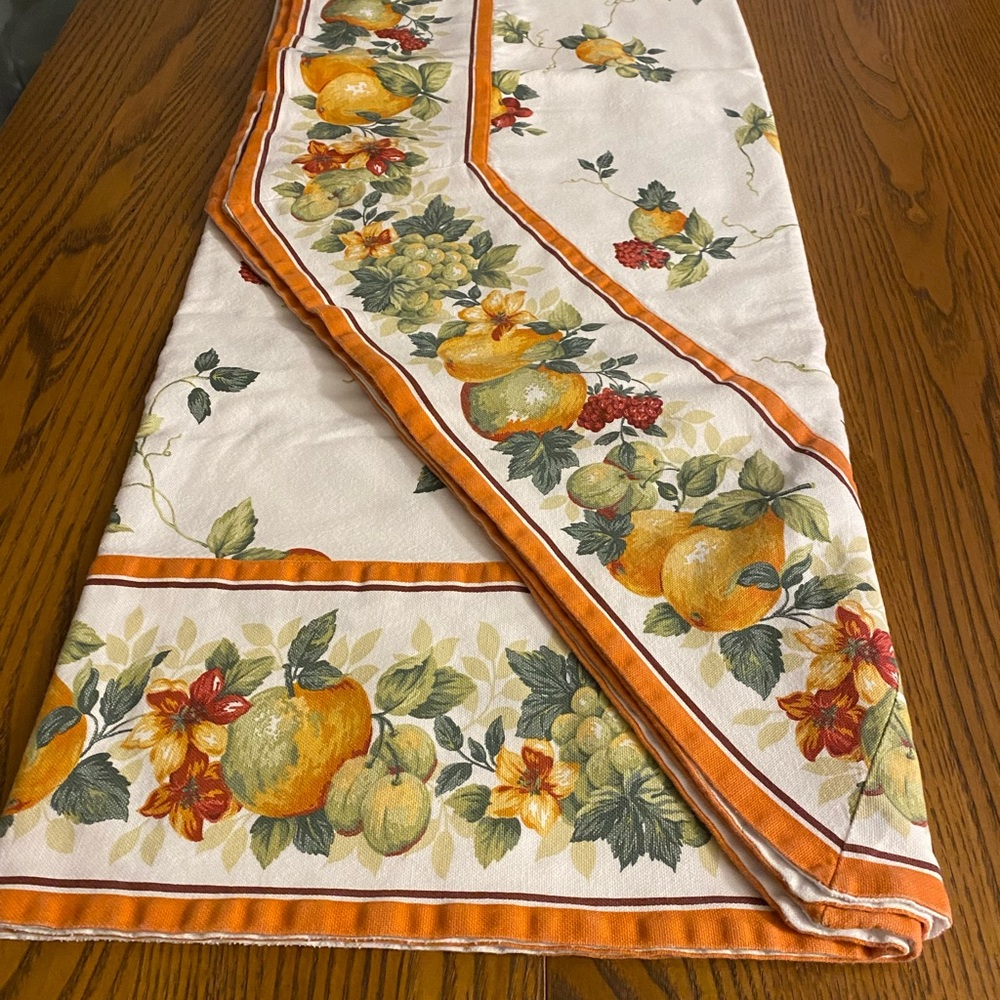 Tessitura Toscana Telerie tablecloth (62” x 69”) & 4 napkins. Lovely Condition!